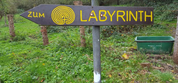 In een doolhof kun je de weg verliezen, maar in een labyrint vind je je weg. In een doolhof kun je de weg verliezen, maar in een labyrint vind je je weg.